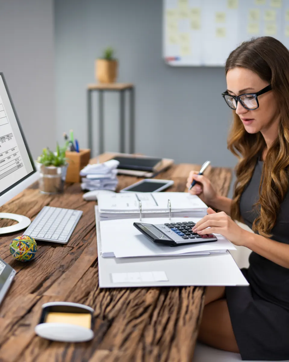 Specialist explaining the FATCA thresholds